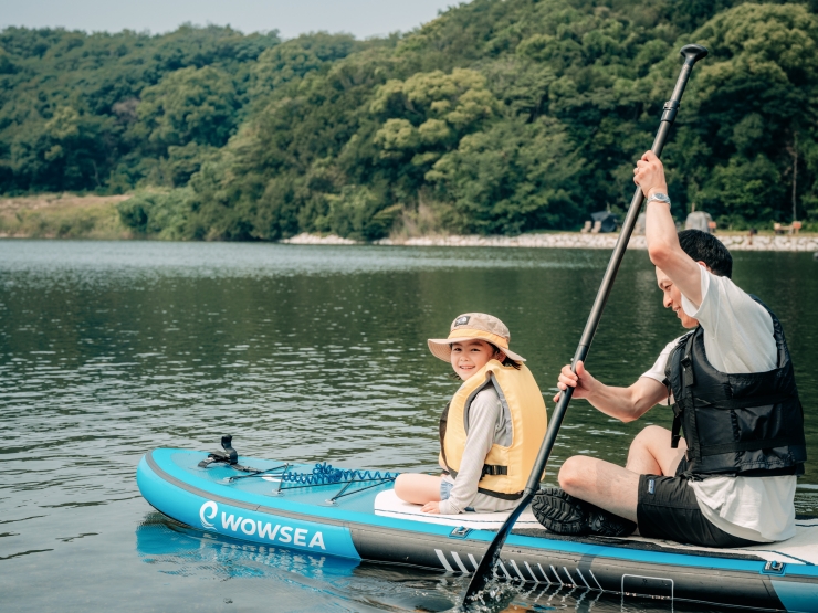 ザランタン東かがわでSUPを楽しんでいる親子