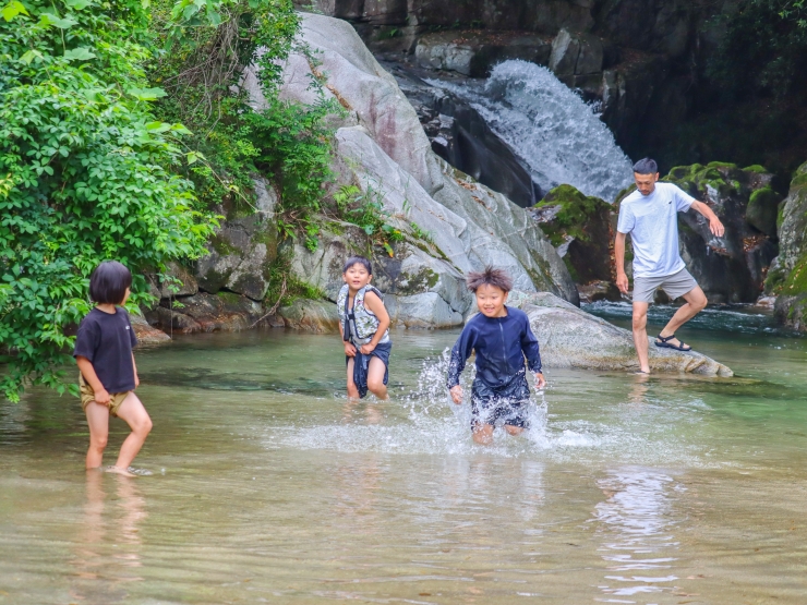 こどもたちが川で遊んでいる様子