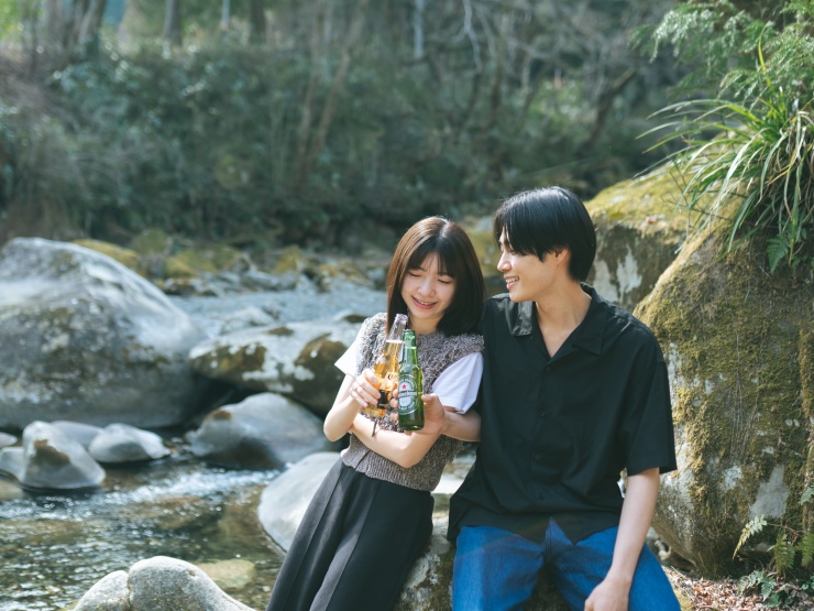 ザランタン鹿沼の渓流で飲み物を飲みながらくつろいでいる図