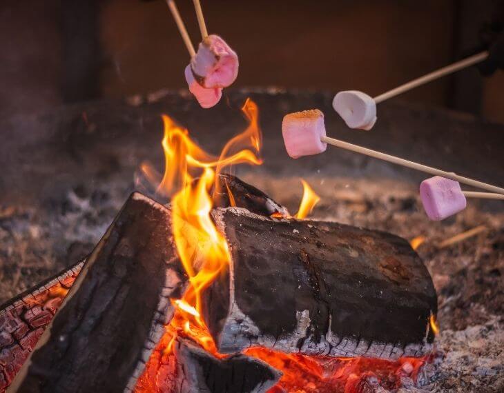 「ザランタン(The Lantown)あば村」で焼きマシュマロを楽しむ