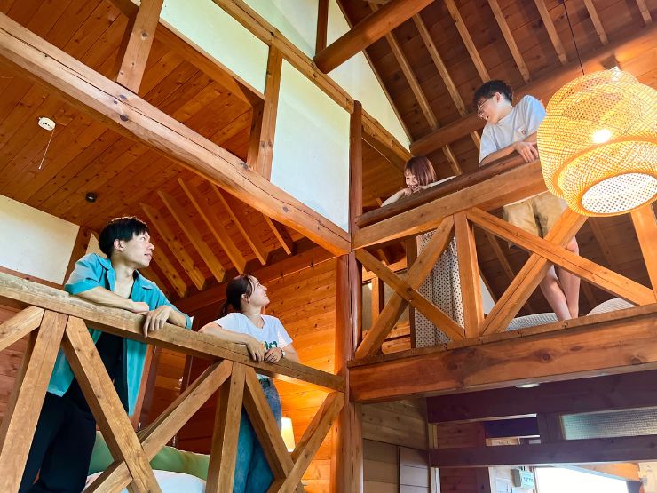 ザランタンひたち大宮のコテージで学生たちが楽しんでいる様子