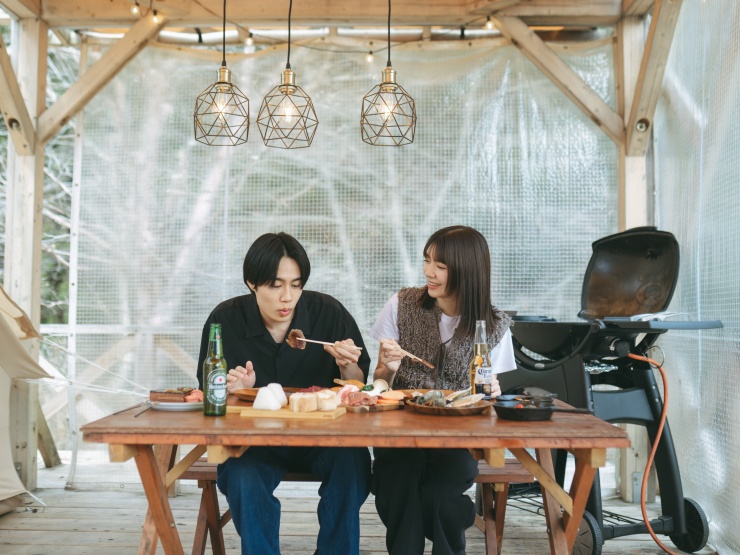 カップルがBBQを楽しむ様子