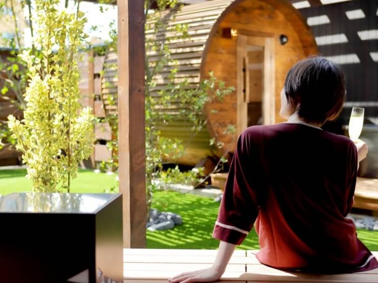 縁側でくつろぐ女性