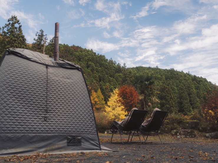 渓流の水風呂に入った後に自然の中で外気浴する様子