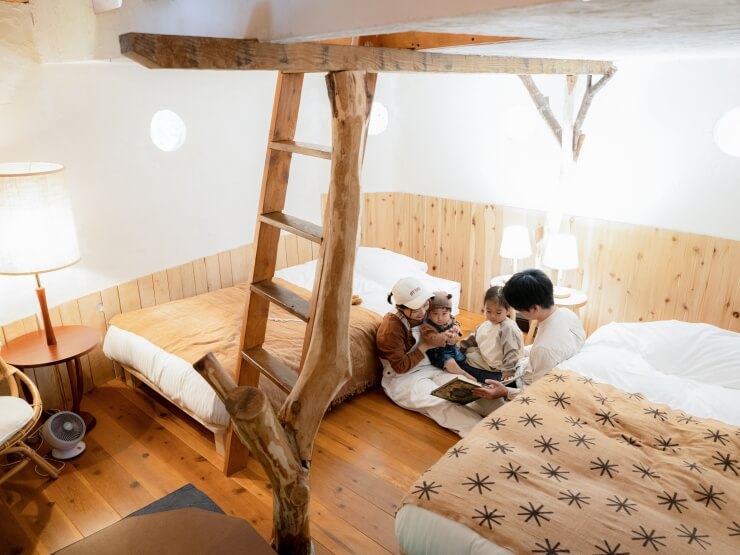 ツリーハウス・キリン庵でくつろぐ親子