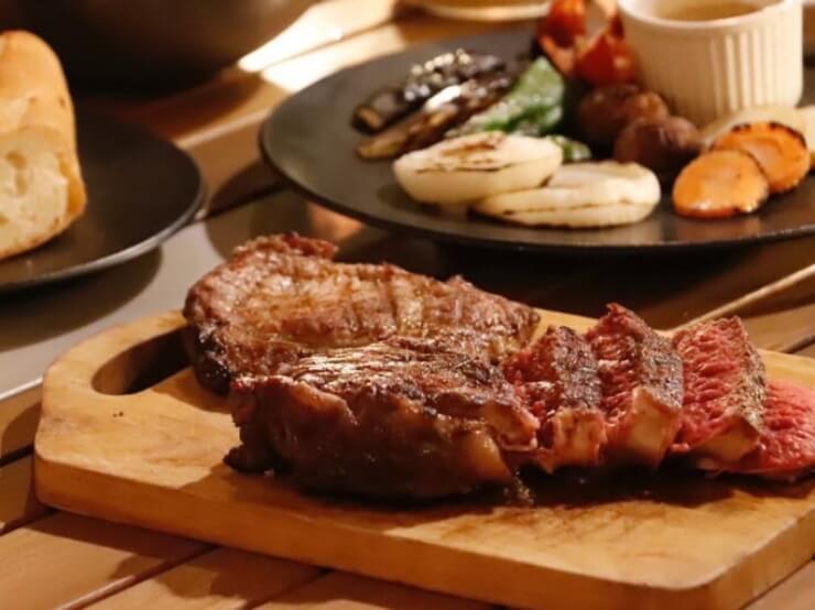 ぶ厚いジューシーなバーベキューのお肉