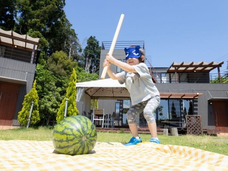 農園リゾートTHE FARMのスイカ割り体験