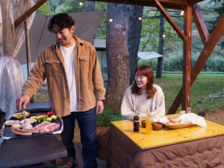 コタツでBBQを楽しむ様子