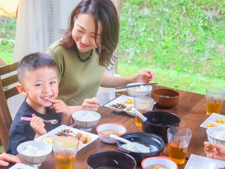 田舎風の朝食を親子で楽しんでいる様子