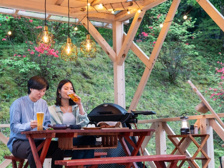 BBQを楽しむカップルの様子