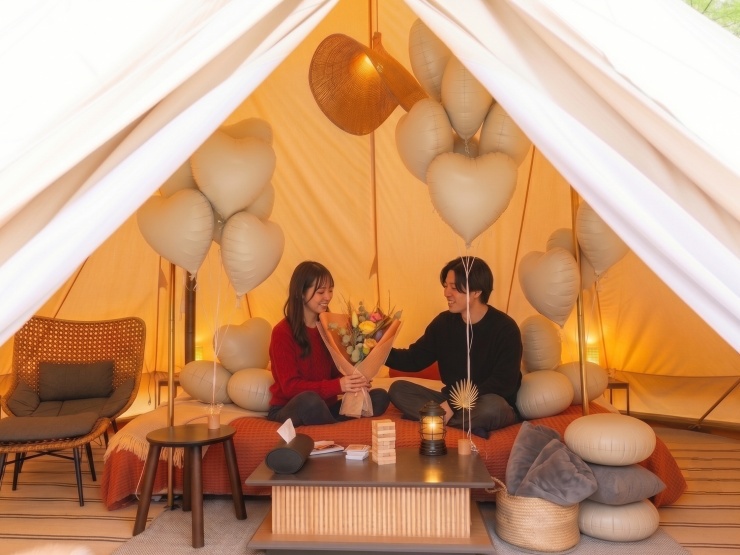 皇帝テントで記念日を祝うカップルる