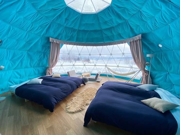 ドームテントから見渡す十勝岳の雪景色