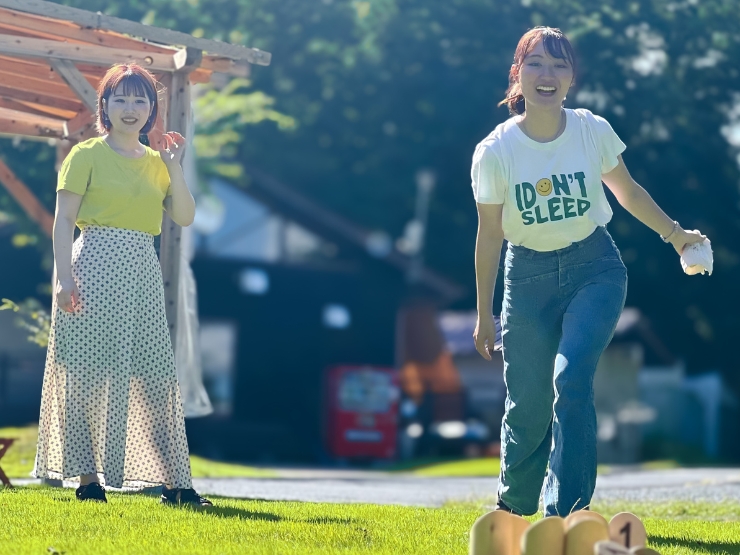 ザランタンひたち大宮で女子２人がモルックを楽しんでいる様子