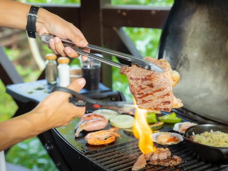 豪快にお肉を焼いている様子