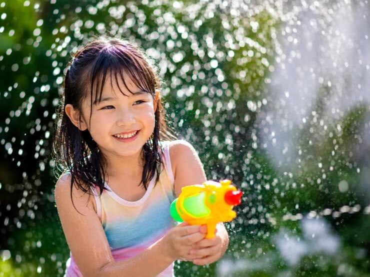 水鉄砲で遊んではしゃいでいる様子