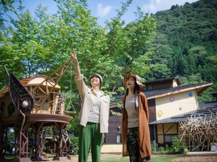 ファンタジー感あふれるミューの森を探索する女性