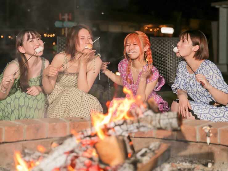 女子旅で焚き火を楽しむ様子