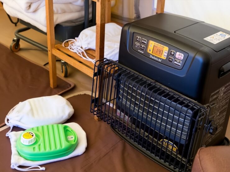 GRAX PREMIUM CAMP RESORT 京都 るり渓では室内にストーブなどの暖房器具を用意