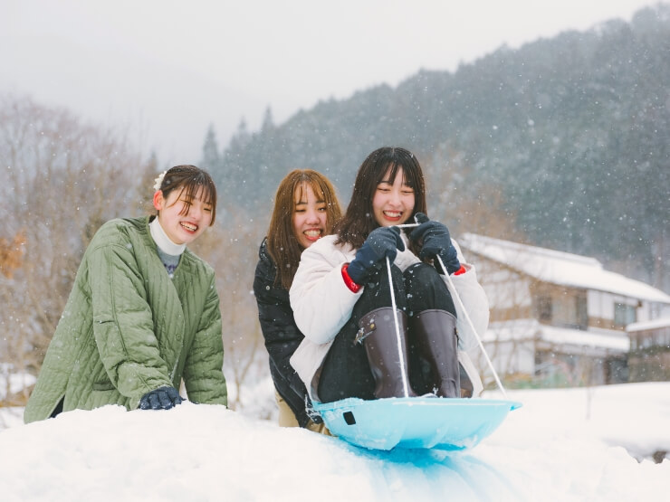 雪の中ソリで遊んでいる様子