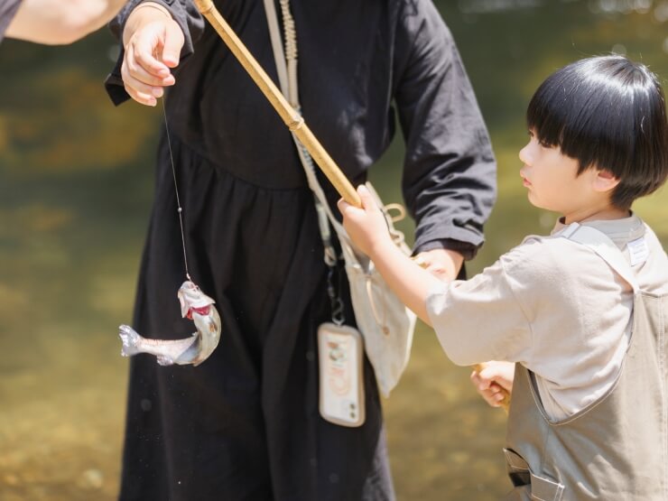 渓流で魚釣り
