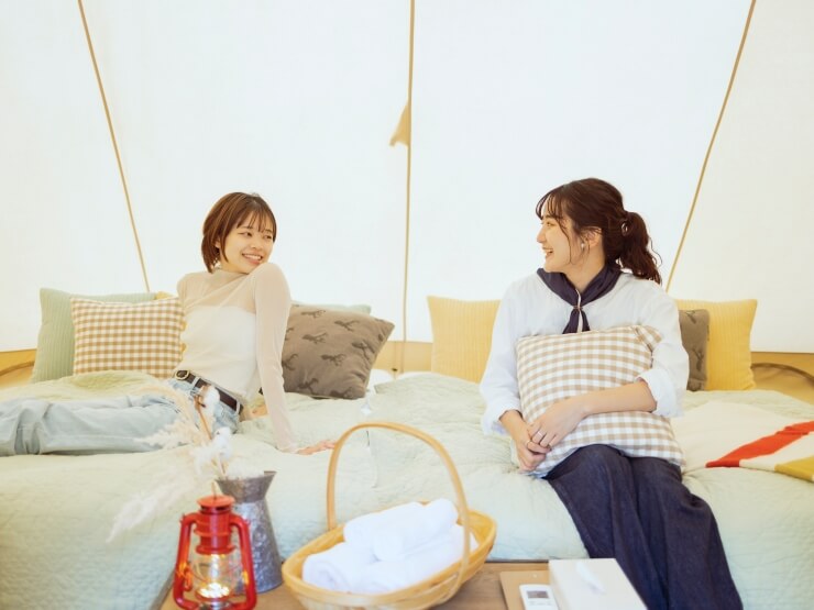 女子旅でグランピングに来ている様子