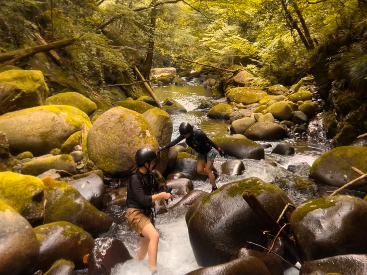 渓流でシャワートレッキング