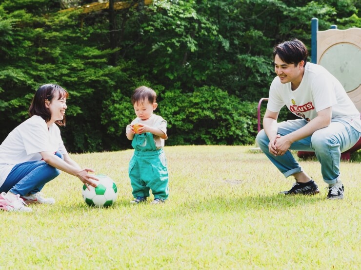 公園であそぶ親子の様子