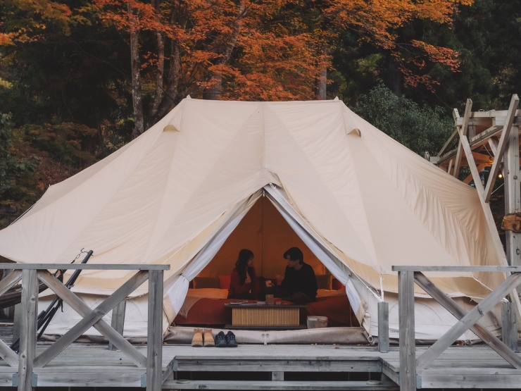 関東・栃木県にあるグランピング施設ザランタン鹿沼の皇帝テントで滞在を楽しむカップルの様子