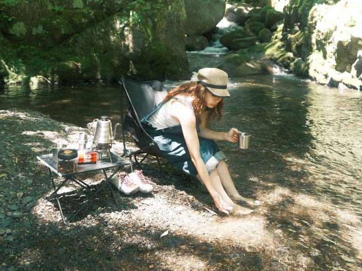 渓流チルを楽しむ女性の様子