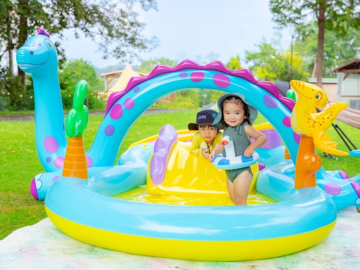 暑い夏にお子様プールを楽しむ子どもたち