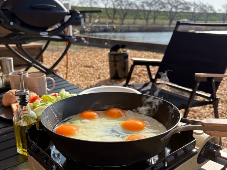 設備のフライパンとガスコンロで調理