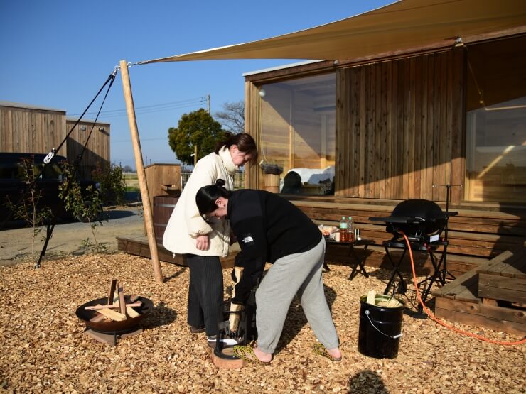 薪割りをしている様子