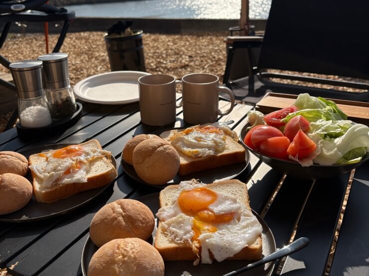 池の前でオリジナル朝ごはん