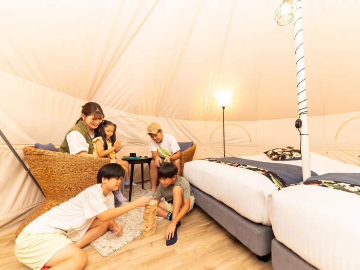 ハワイアインズマウナヴィレッジを家族で楽しんでいる様子