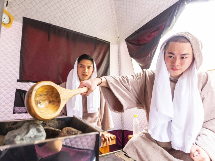 サウナでロウリュを楽しむ様子