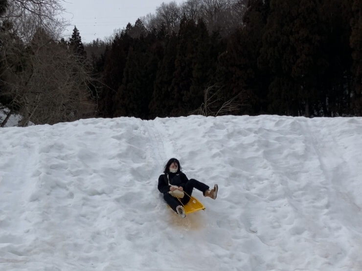編集部員がソリをしている様子