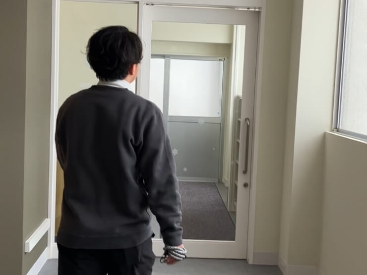 雪遊び場所へ行ける2階の出口