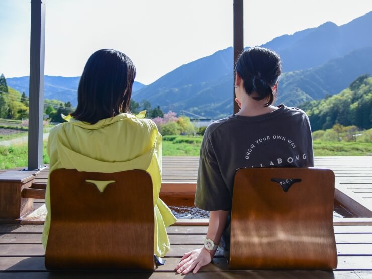 山々を眺めながらゆったりとできるヒノキの足湯