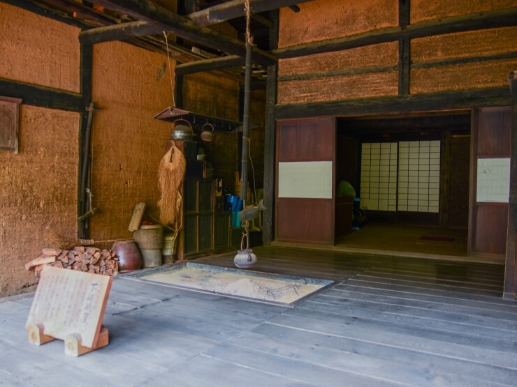 妻籠宿の途中にある町の有形文化財の下嵯峨屋