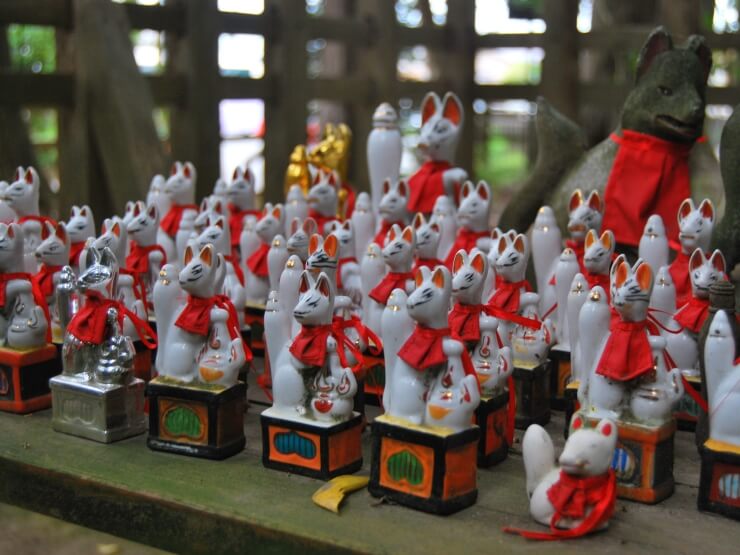 鹿島神宮内にある稲荷神社前に並ぶ稲荷様