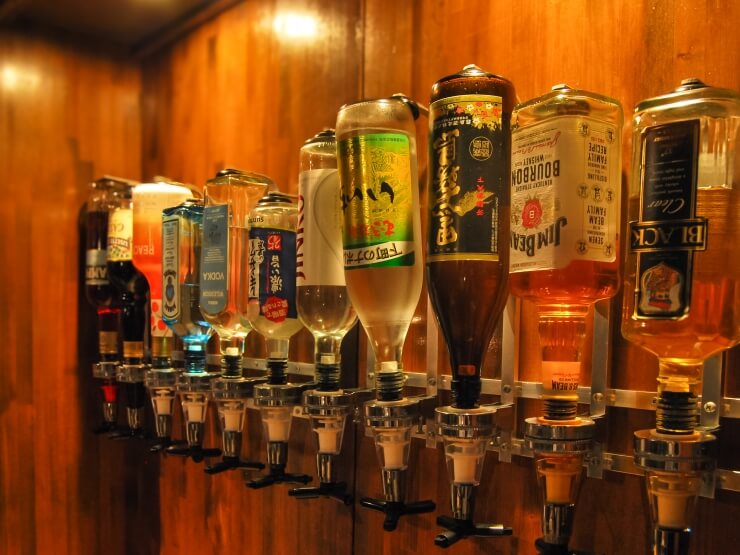 飲み放題でお酒を自由に選べる様子
