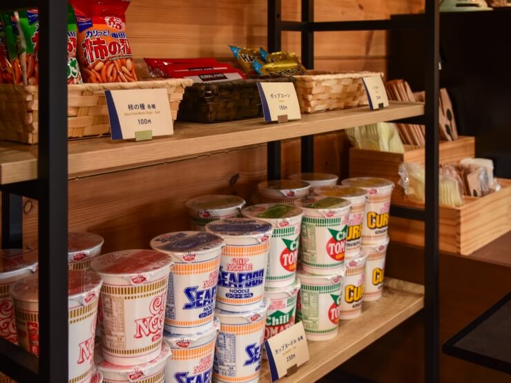 管理棟で販売されているカップ麺やお菓子