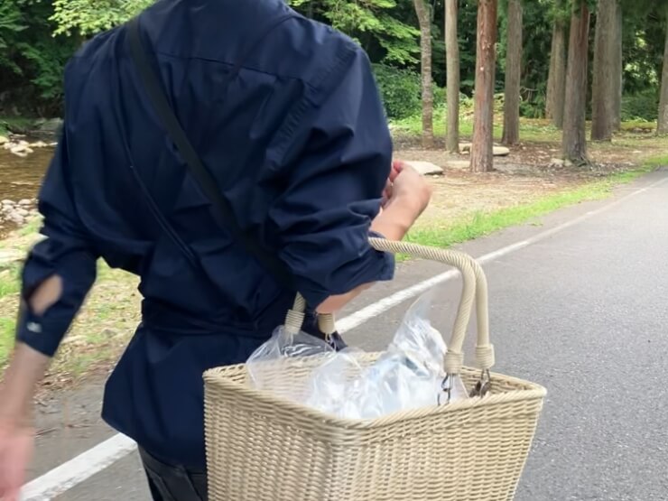 スタフが畑まで案内している様子