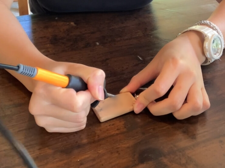 キーホルダーに好きな絵を書くウッドバーニング