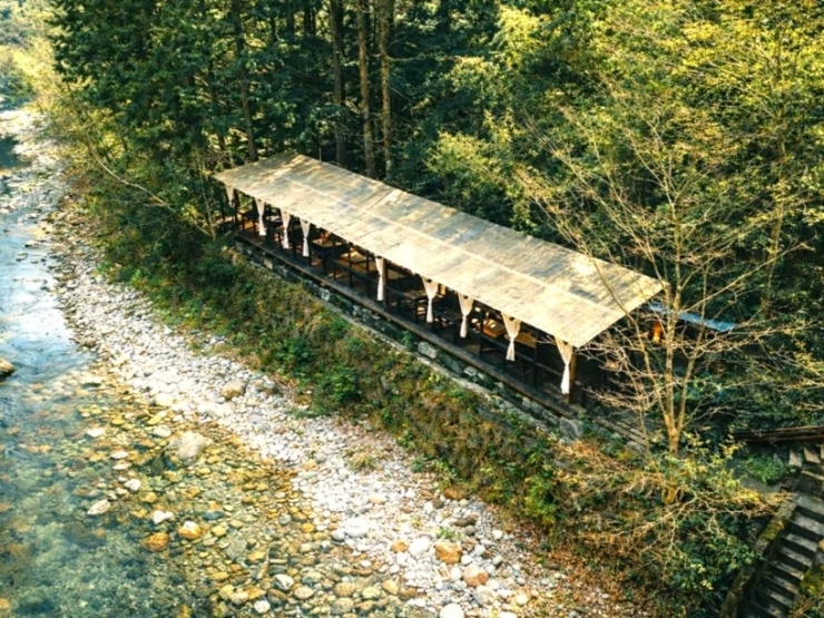 FUREAI GLAMPING & BBQのそばを流れる秋川渓谷の空撮